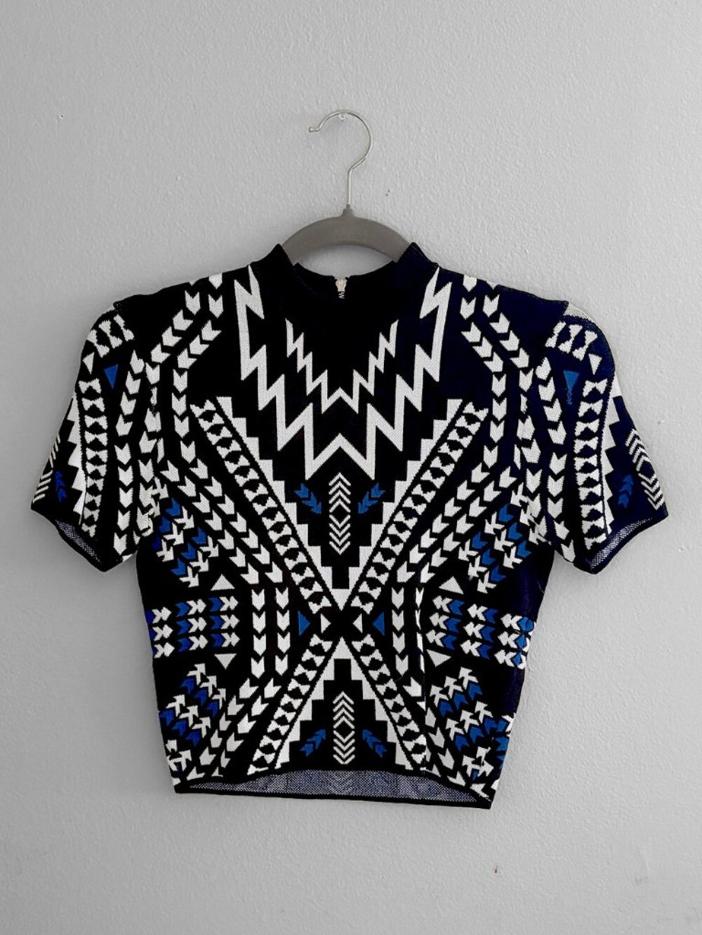 Tribal Print Cropped Knit Sweater | Black White Blue Short Sleeve Pullover
